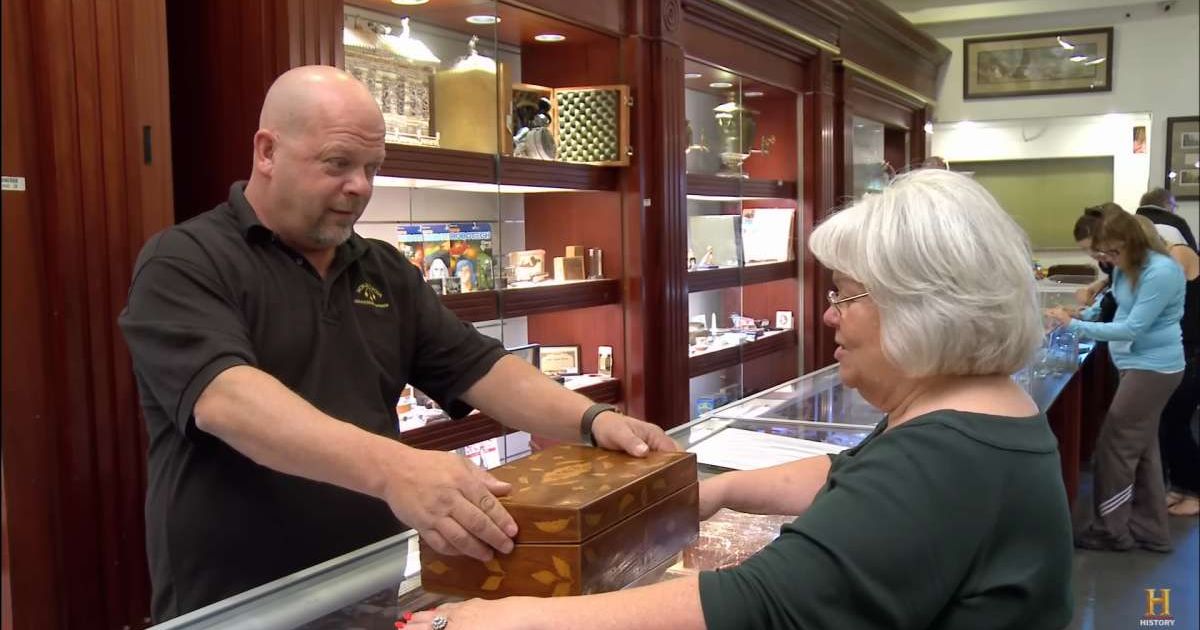 Screenshot showing Rick Harrison, the item, and the guest on the show (Cover image source: YouTube/Pawn Stars)
