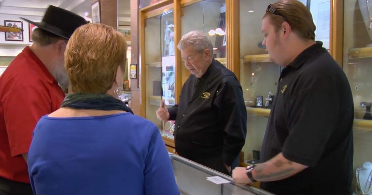 The guest, along with Rich Harrison and Corey Harrison (Cover image source: YouTube | Pawn Stars)