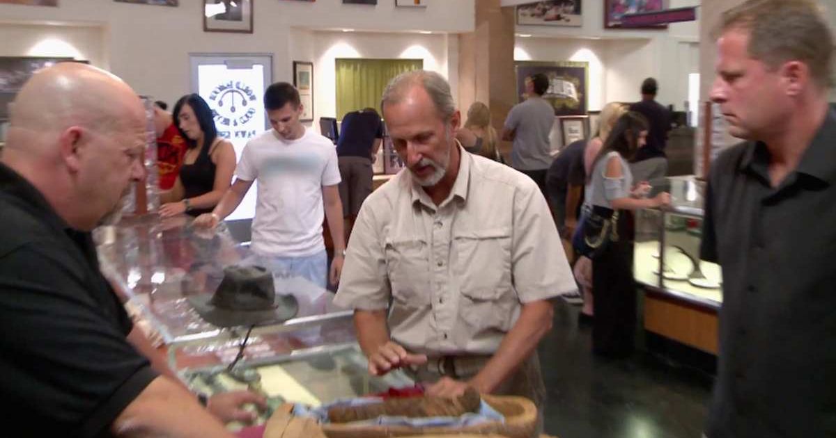 Rick Harrison with the expert and guest looking at the mummified bird (Cover image source: YouTube | Pawn Stars)
