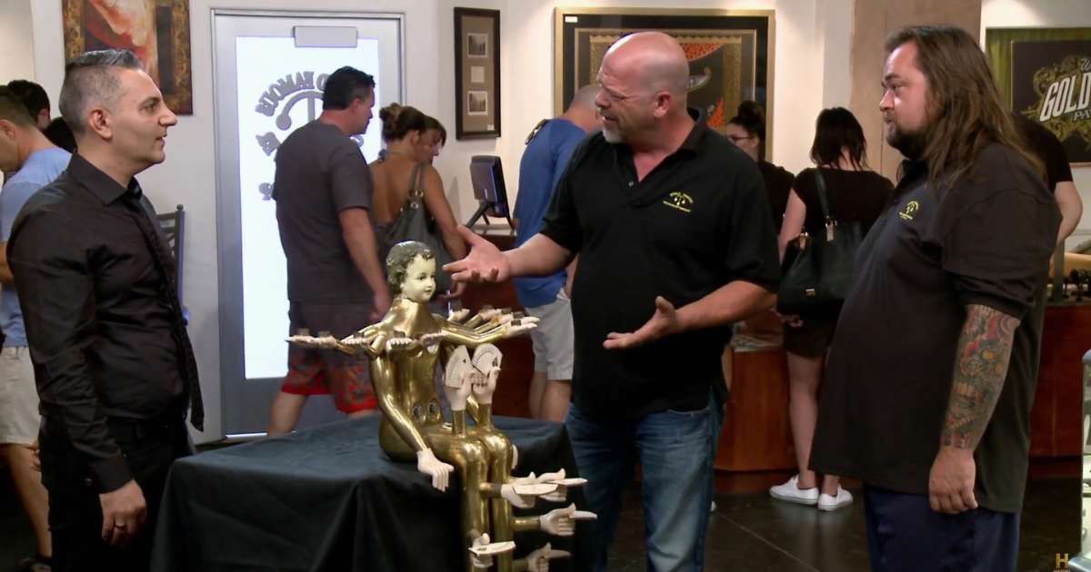 Screenshot showing the guest (L), Rick Harrison and Chumlee on "Pawn Stars." (Cover image source: YouTube | Pawn Stars)