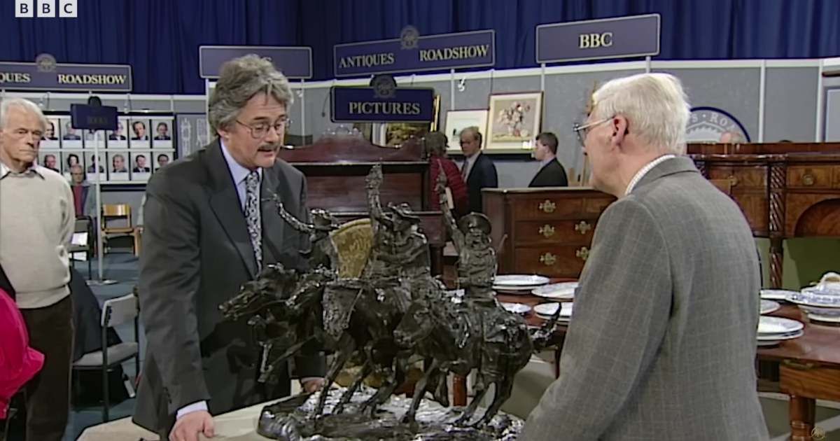 Screenshot showing the expert (L) and the guest on "Antiques Roadshow." (Cover image source: YouTube | BBC Antiques Roadshow)