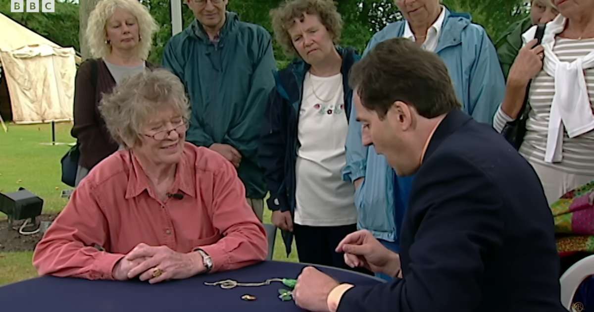 Screenshot showing the guest (L) and the expert on "Antiques Roadshow." (Cover image source: YouTube | BBC Antiques Roadshow)