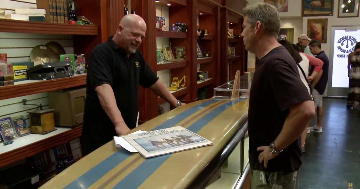 Screenshot showing Rick Harrison and the guest on "Pawn Stars" (Cover image source: YouTube | Pawn Stars)