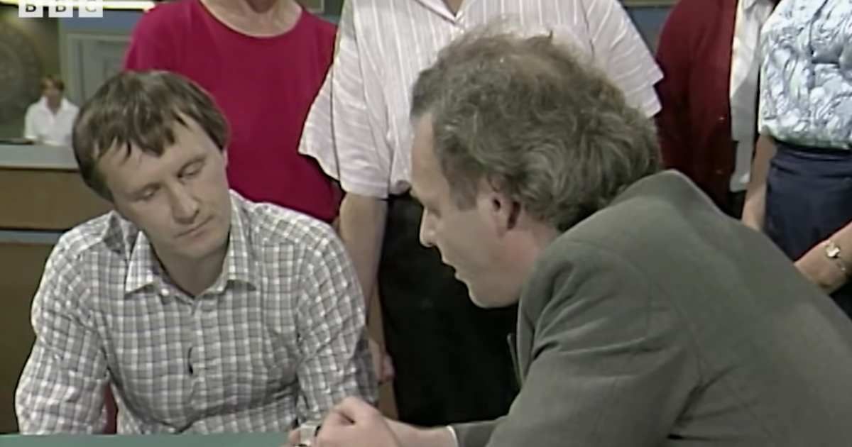 Screenshot showing the guest (L) and the entrepreneur on "Antiques Roadshow" (Cover image source: YouTube | BBC Antiques Roadshow)