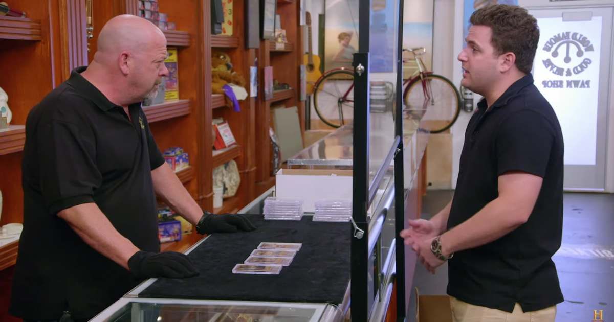 Screenshot showing Rick Harrison and the guest on "Pawn Stars." (Cover image source: YouTube | Pawn Stars)