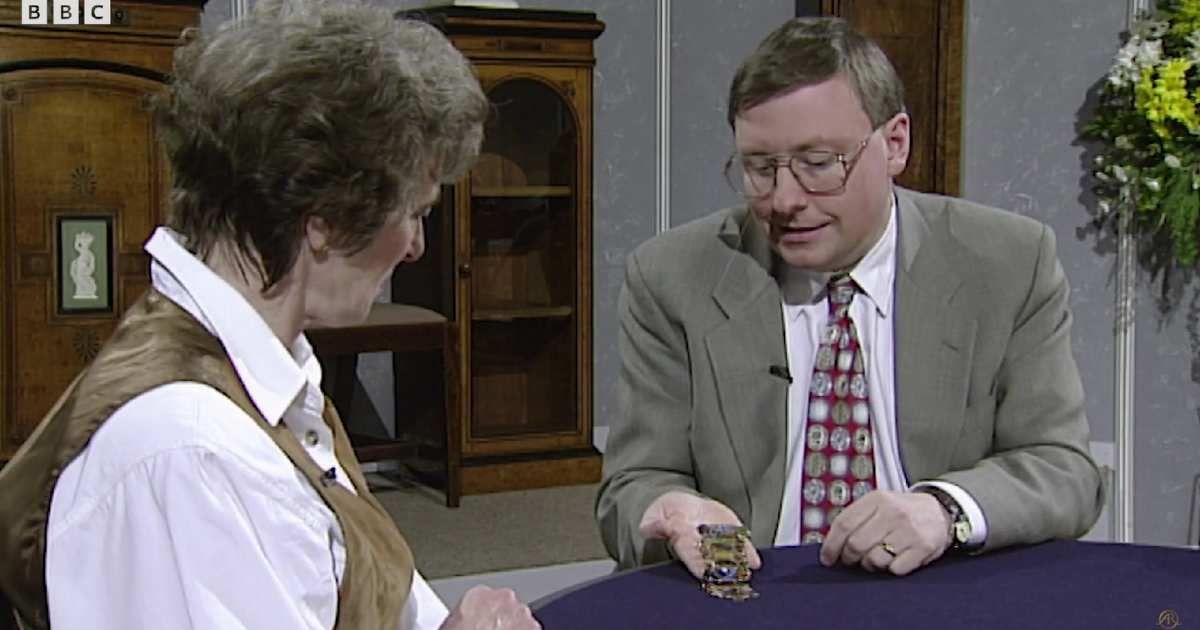 Screenshot showing the expert (R) and the guest on "Antiques Roadshow" (Cover image source: YouTube | BBC Antiques Roadshow)