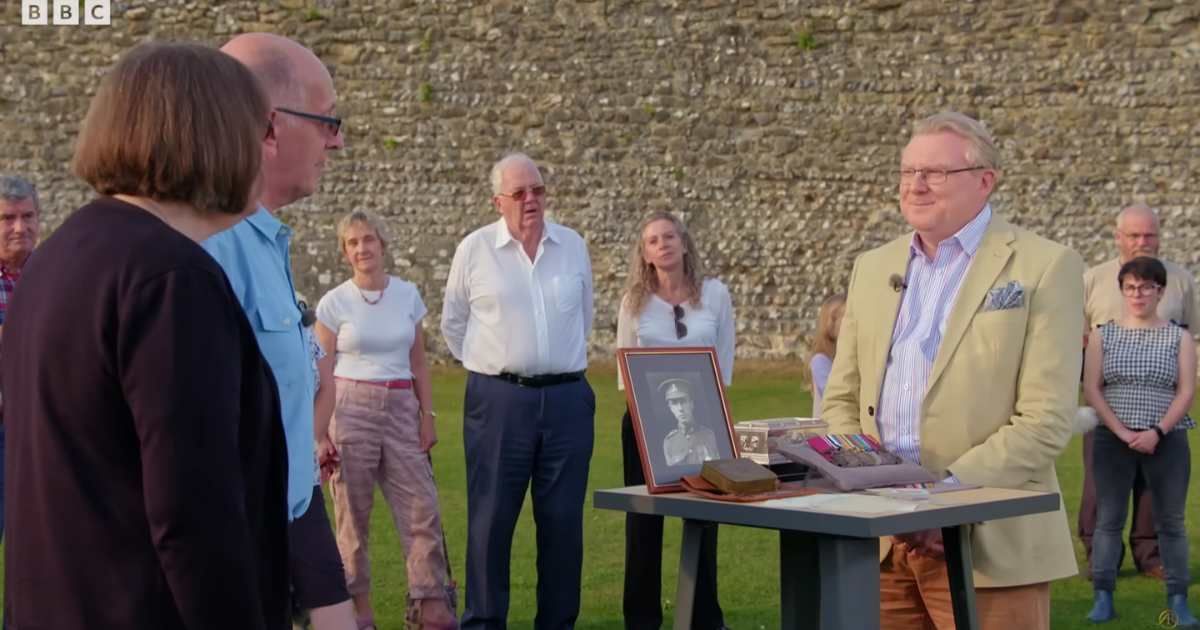 Screenshot showing the guests (L) and the expert on "Antiques Roadshow" (Cover image source: YouTube | BBC Antiques Roadshow)