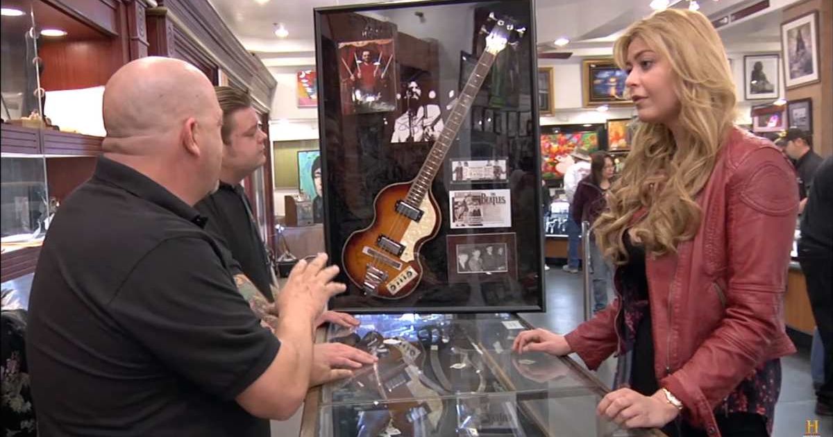 Screenshot showing Rick Harrison looking at the collection alongside the guest (Cover image source: YouTube/Pawn Stars)
