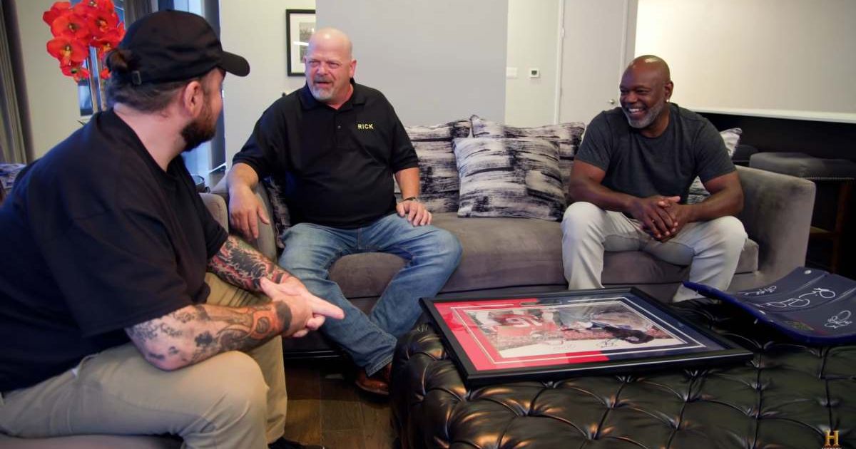 Screenshot showing Chumlee, Rick Harrison, and Emmitt Smith on Pawn Stars (Cover image source: YouTube/Pawn Stars)