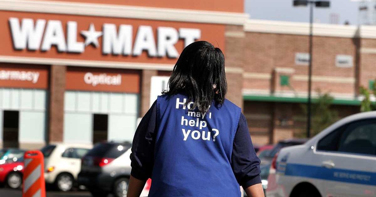 Representative cover image of a Walmart employee (Cover image sourc: Getty Images | Photo by Tim Boyle)