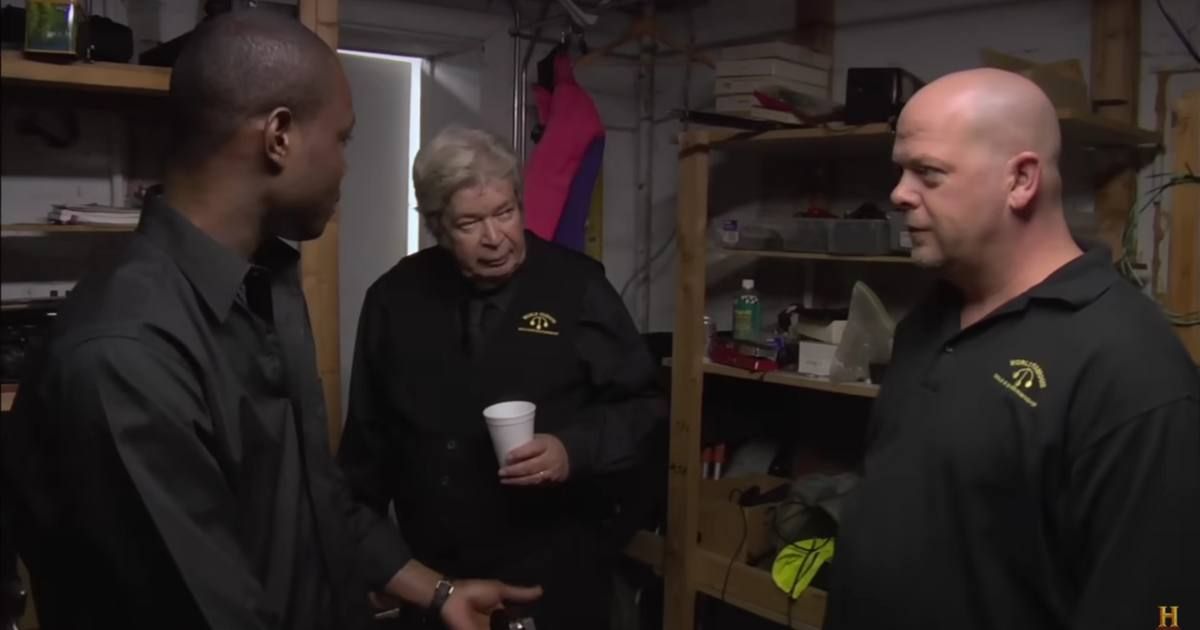 Screenshot showing the guest, Richard Harrison, and Rick Harrison on "Pawn Stars." (Cover Image Source: YouTube | Pawn Stars)