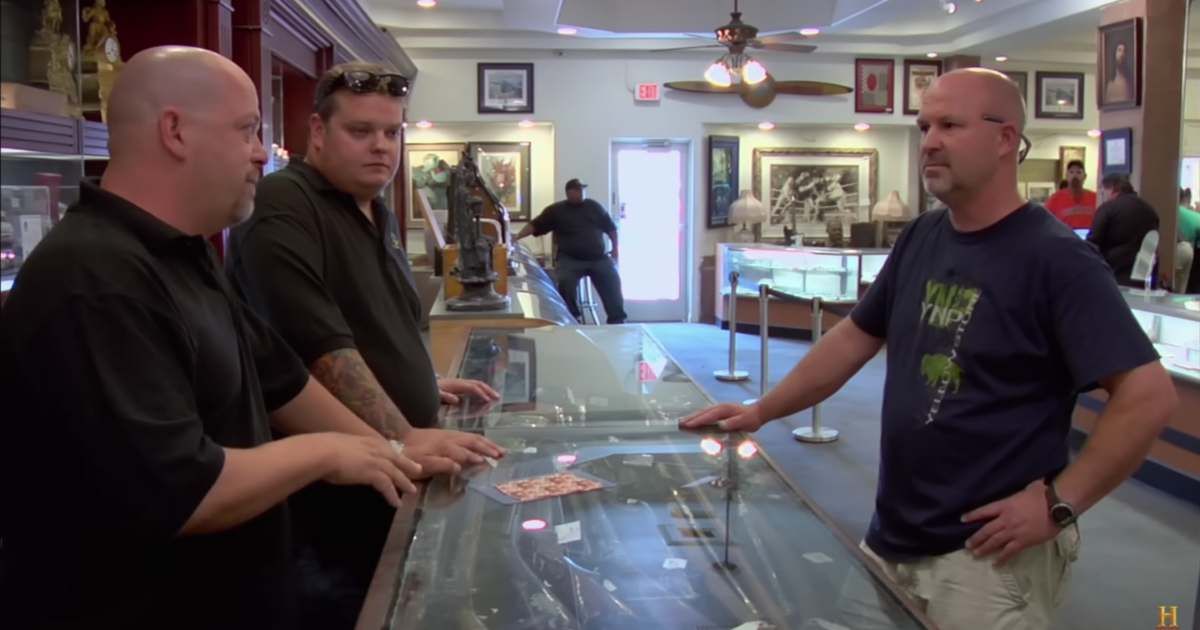 Screenshot showing Rick Harrison, Corey Harrison, and the guest on "Pawn Stars." (Cover Image Source: YouTube | Pawn Stars)