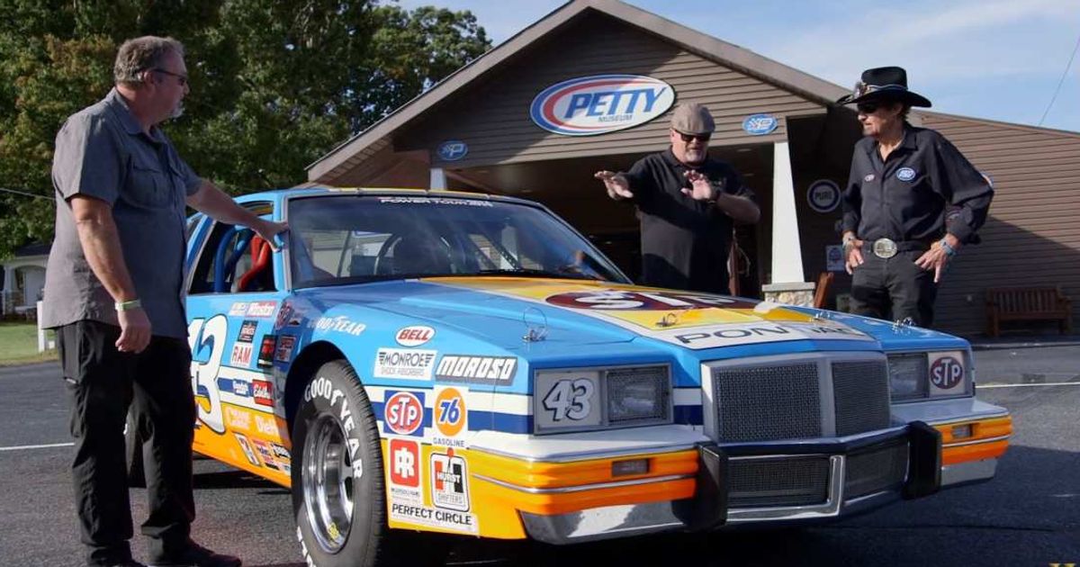 Screenshot showing the sellet, Richard Petty, and Rick Harrison alongside the tribute car (Cover image source: YouTube/Pawn Stars)