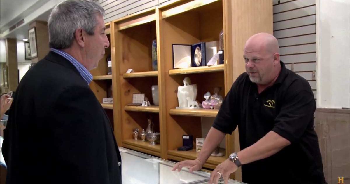 Screenshot showing the guest (L) and Rick Harrison on "Pawn Stars." (Cover image source: YouTube | Pawn Stars)