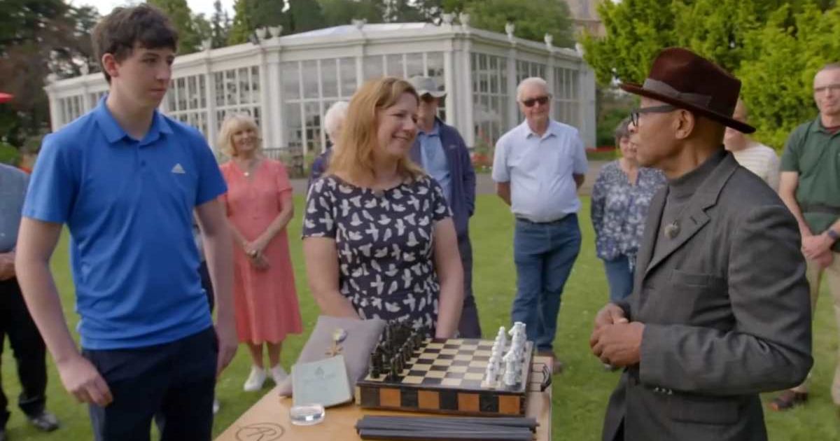 Screenshot showing the guests, and the expert, Ronnie Archman with the mechanical chess board (Cover image source: Dailymotion/BBC Antiques Roadshow)