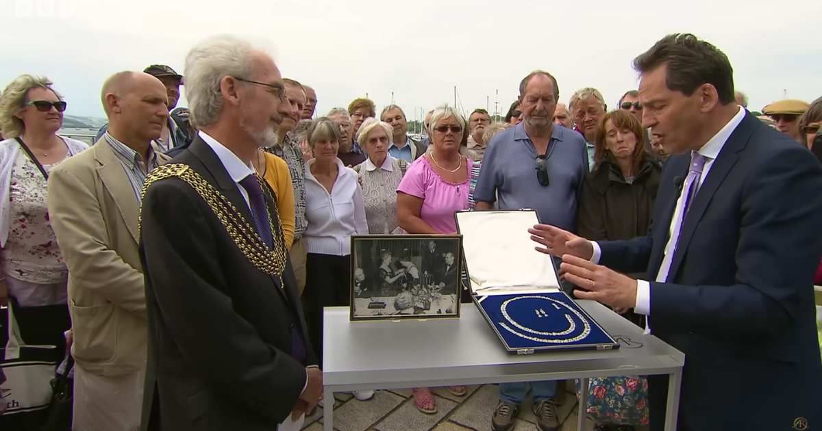 Screenshot showing the guest (L) and the expert on "Antiques Roadshow" (Cover image source: YouTube | BBC Antiques Roadshow)