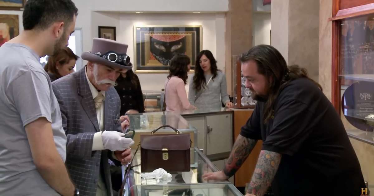 Screenshot showing the guest (L), the expert, and Chumlee on "Pawn Stars" (Cover image source: YouTube | Pawn Stars)