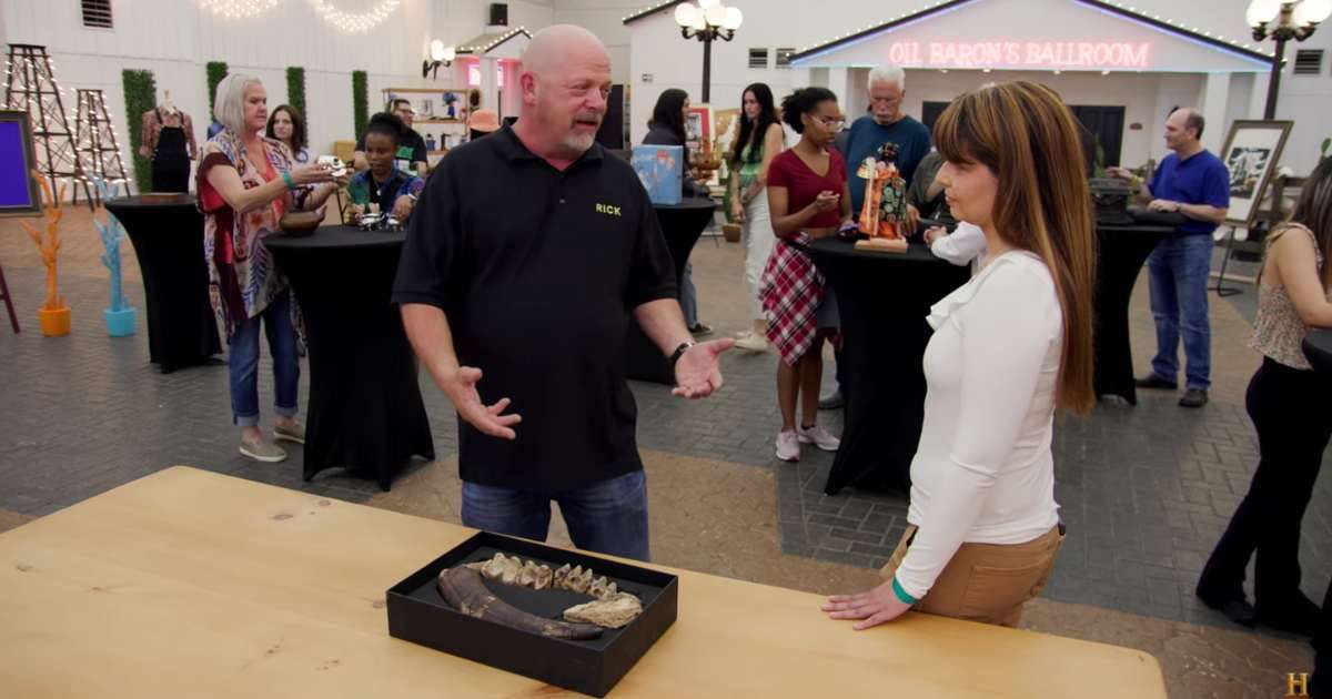Screenshot showing Rick Harrison and the guest on "Pawn Stars" (Cover image source: YouTube | Pawn Stars)