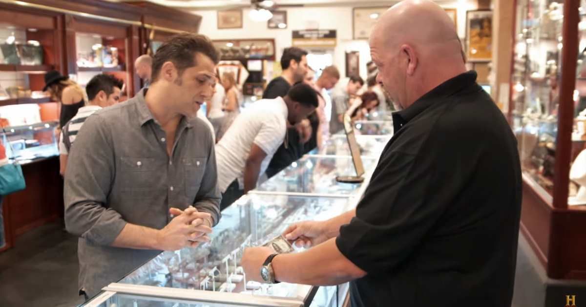 Screenshot showing the guest and Rick Harrison on "Pawn Stars." (Cover image source: YouTube | Pawn Stars)