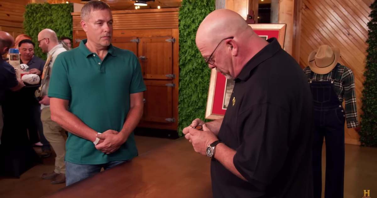 Screenshot showing the guest and Rick Harrison on "Pawn Stars." (Cover image source: YouTube | Pawn Stars)