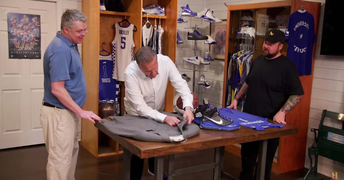 Screenshot showing (from L to R) the guest, John Calipari, and Chumlee on "Pawn Stars." (Cover image source: YouTube | Pawn Stars)