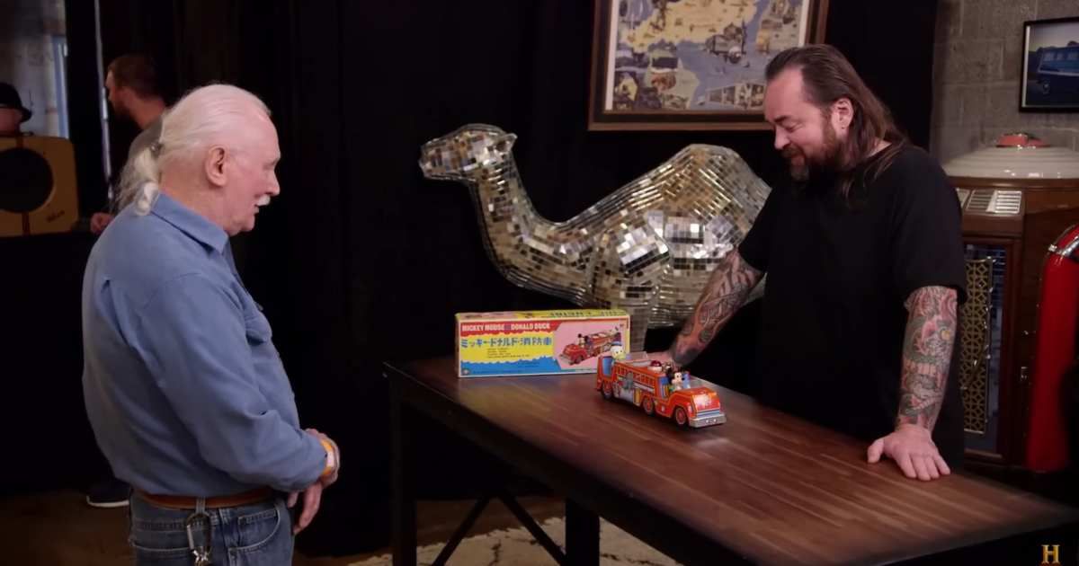 Screenshot showing the guest and Chumlee on "Pawn Stars." (Cover image source: YouTube | Pawn Stars)