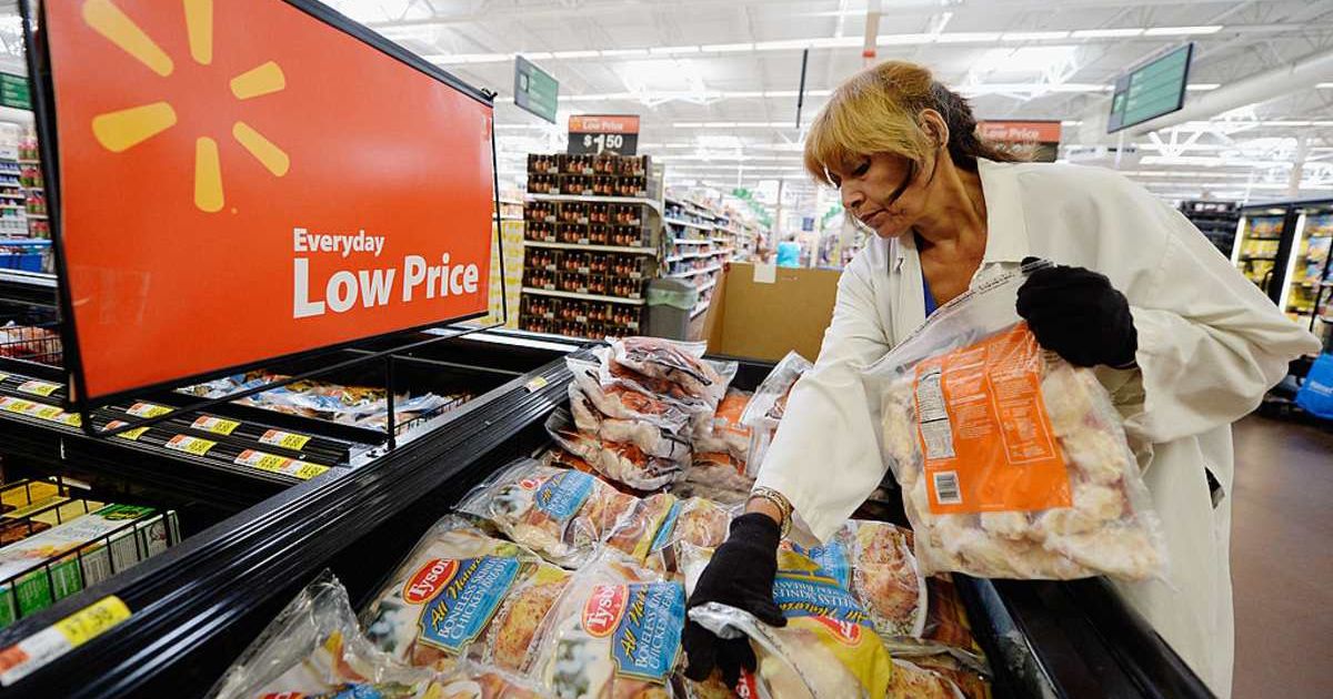 Walmart employee handling frozen food at its store (Cover image source: Getty Images | Kevord Djansezian)