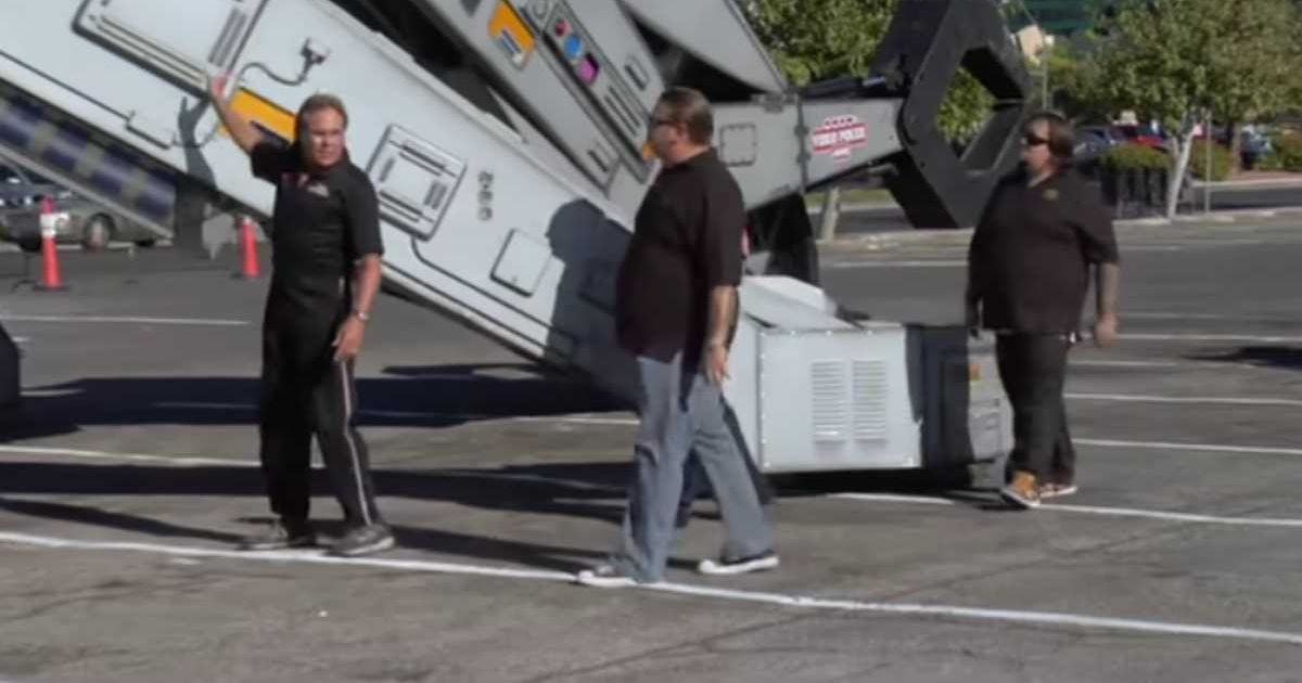 Corey Harrison and Chumlee looking at the robot (Cover image source: YouTube | Pawn Stars)