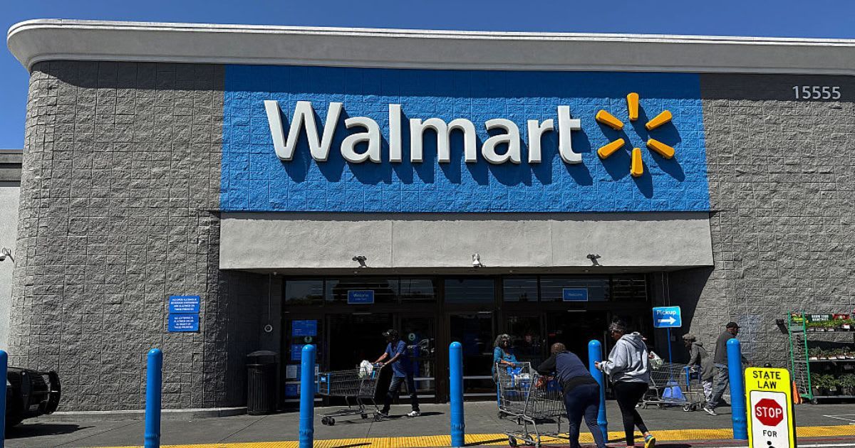 Representational image of customers at Walmart (Cover Image Source: Getty Images | Photo By Justin Sullivan)