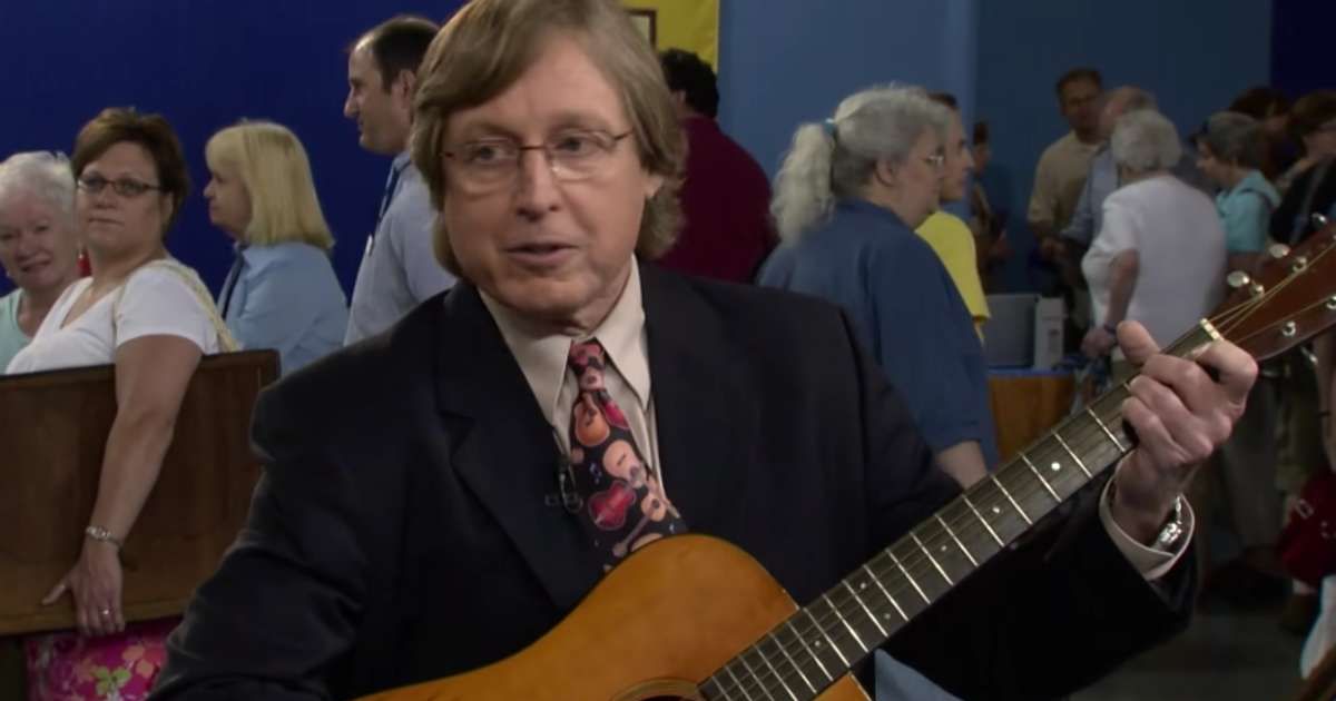 The expert strumming the guitar (Cover image source: Facebook | Antiques Roadshow)