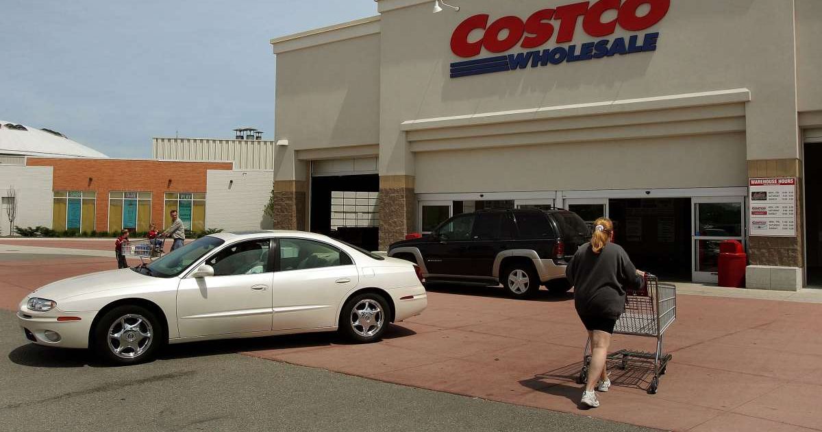  A shopper walks towards the Costco store (Cover image source: Getty Images | Photo by Tim Boyle)