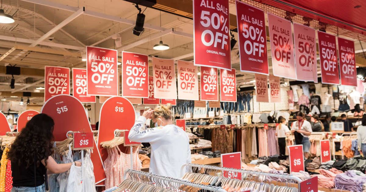 People shop at Cotton On during the Boxing Day sales | Getty Images | Photo by Naomi Rahim