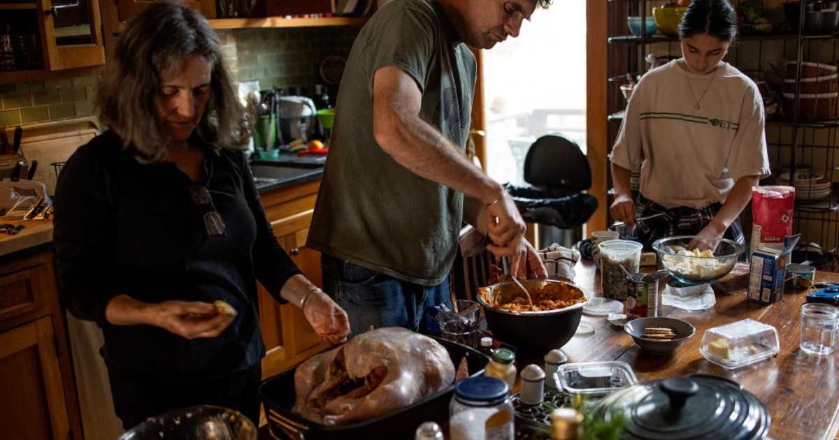 Family preparing turkey for Thanksgiving (Cover image source: Getty images | Andrew Lichtenstein)