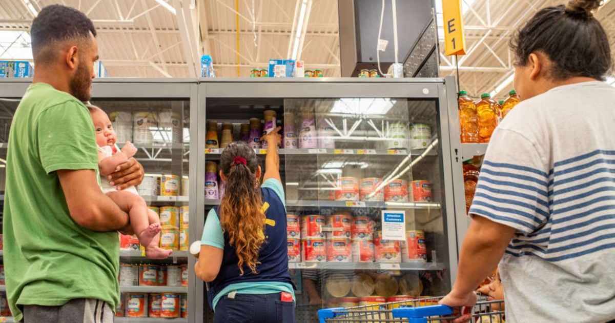 Parents with child buying baby formula (Cover image source: Getty Images | Brandon Bell)