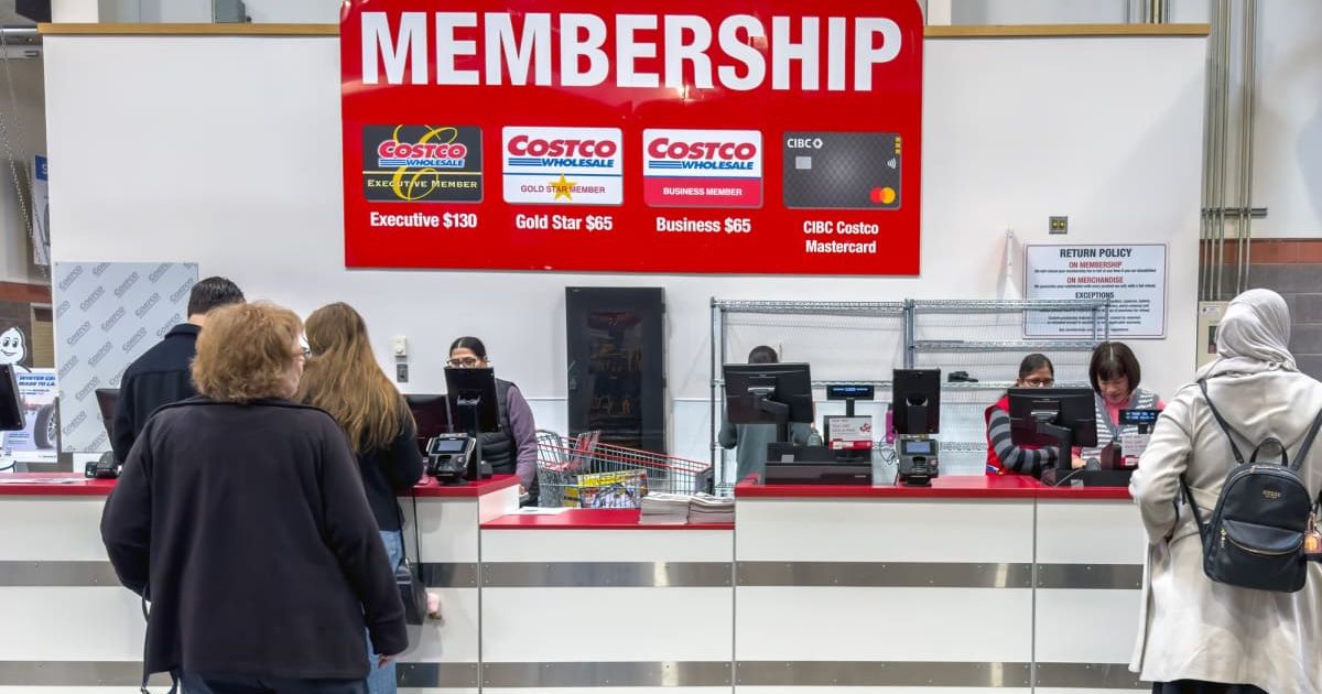 Shoppers in the line to avail Costco memberships (Cover Image Source: Getty Images | Photo by Marvin Samuel Tolentino Pineda)