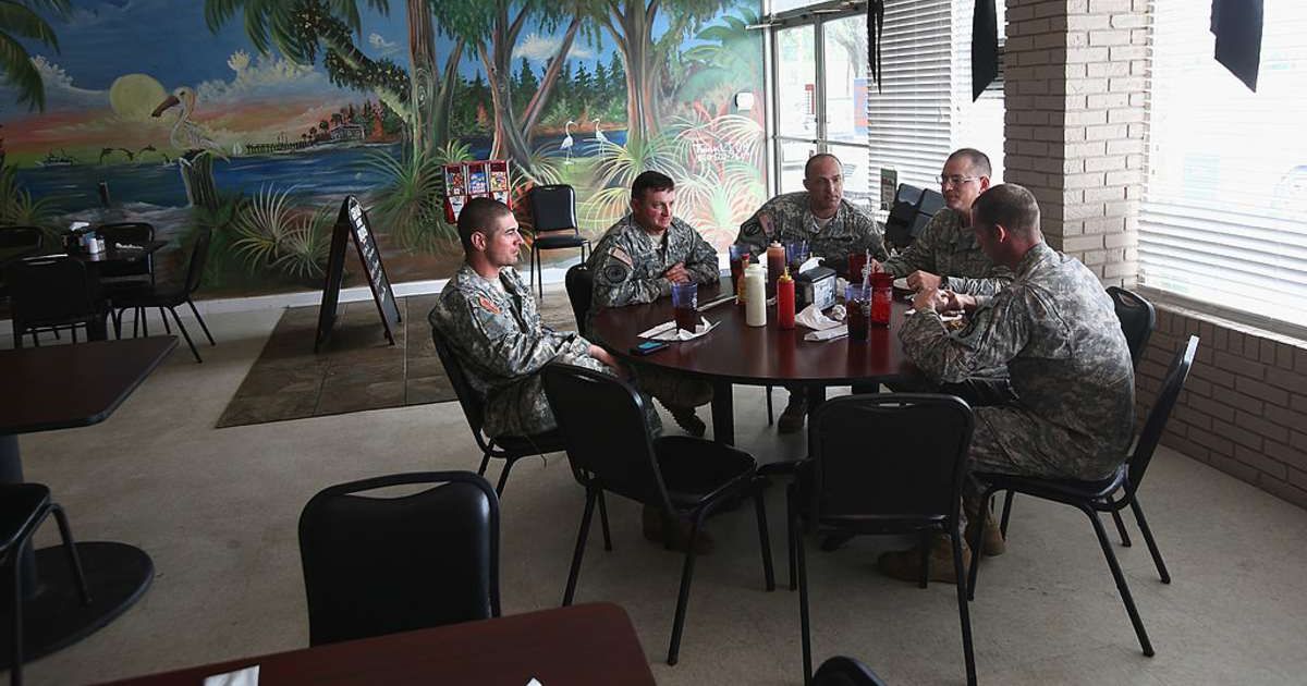 U.S. Army soldiers having lunch at an eatery (Cover image source: Getty Images | John Moore)