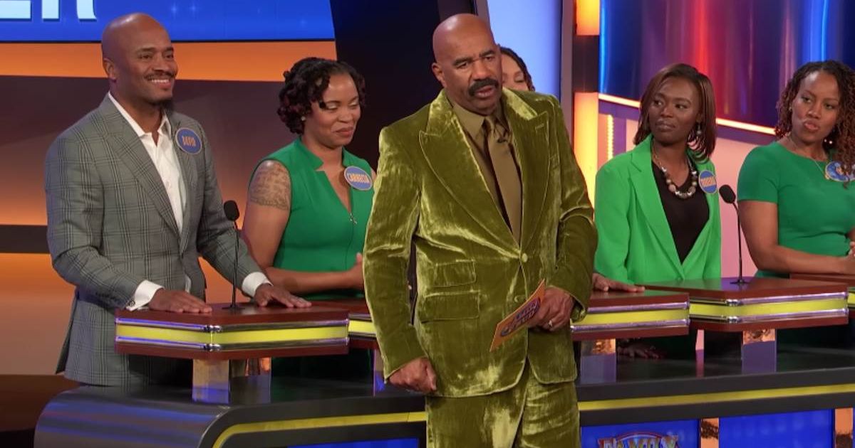 Steve Harvey roasting the contestant behind him (Cover image source: YouTube | Family Feud)