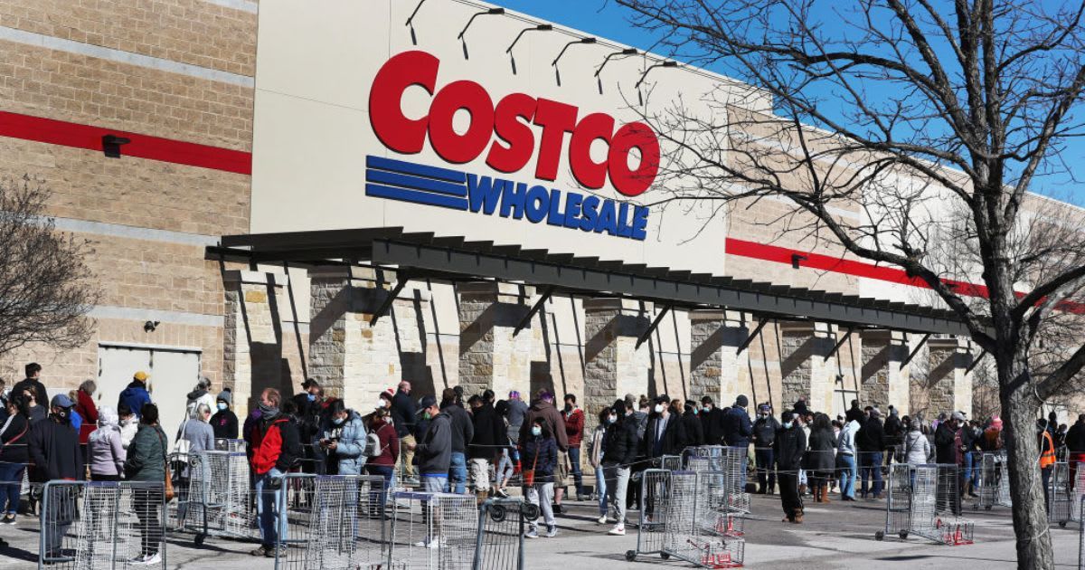 People crowd outside a Costco store. (Cover Image Source: Getty Images | Photo By Joe Raedle)
