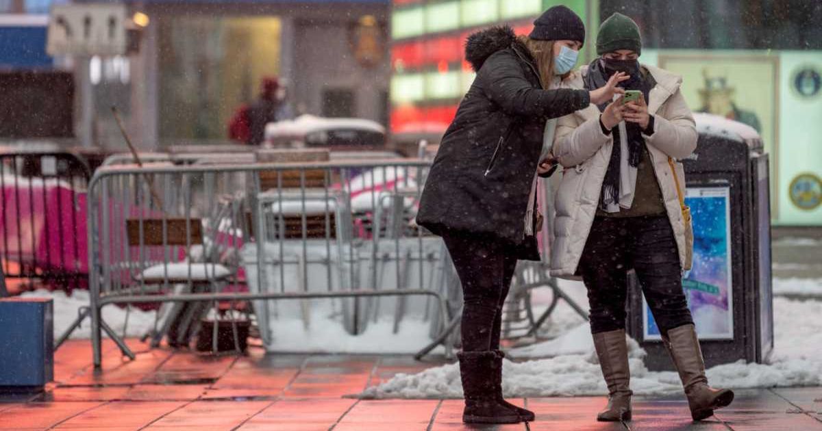 New Yorkers checking their phones (Cover image source: Getty Images | Alexi Rosenfeld)