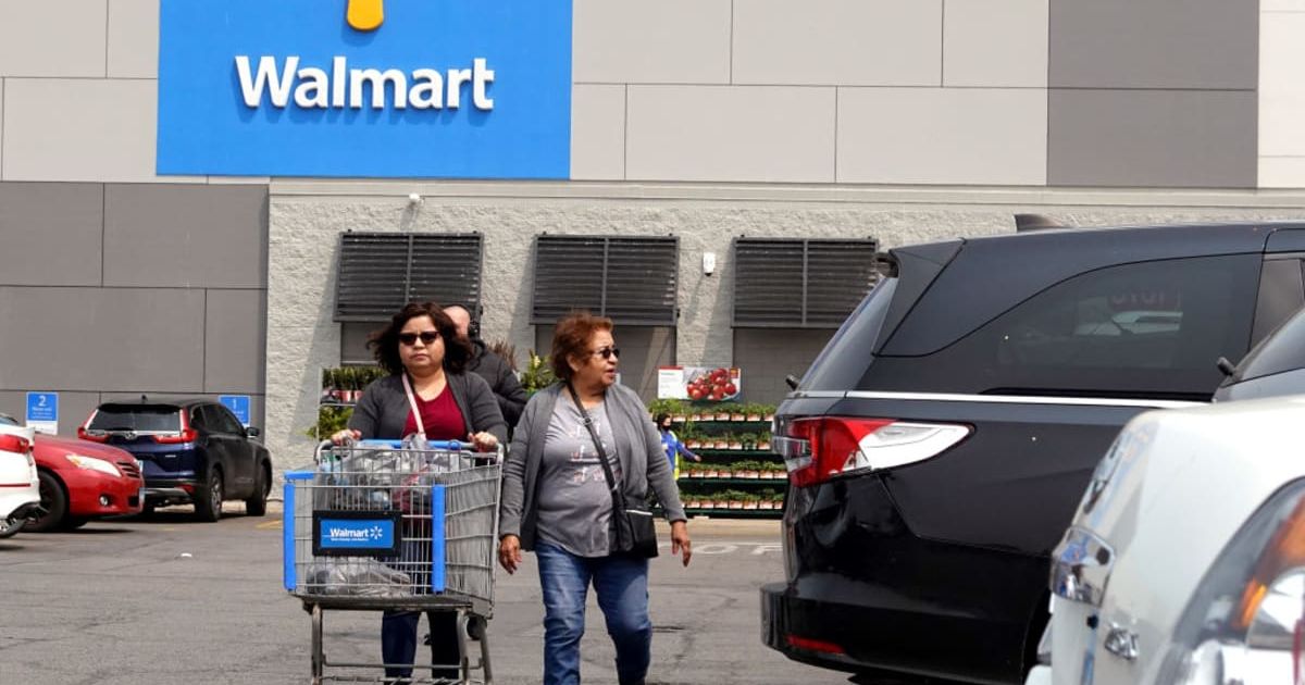 Customers leaving a Walmart store. (Cover Image Source: Getty Images | Photo by Scott Olson)