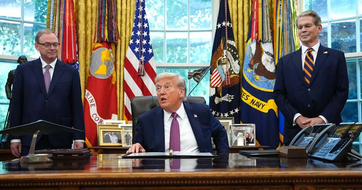 U.S. President Donald Trump, U.S. Treasury Secretary Scott Bessent (R) and Director of the National Economic Council Kevin Hassett (Cover Image source: Getty Images/Photo by Kevin Dietsch)