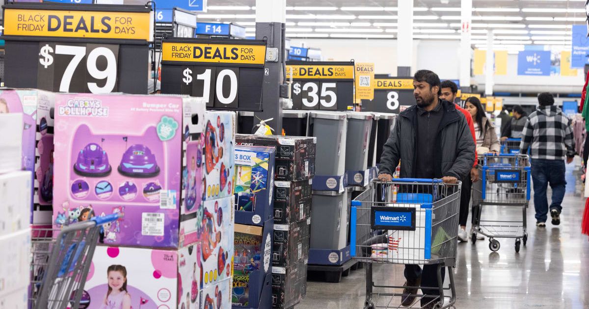 Representative image of shoppers inside a Walmart store. (Cover Image Source: Photo by Jessica McGowan | Getty Images)