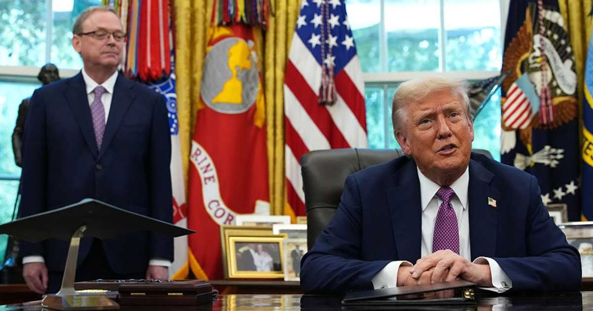 The advisor Kevin Hasett with President Donald Trump (Cover image source: Getty Images | Kevin Dietsch)