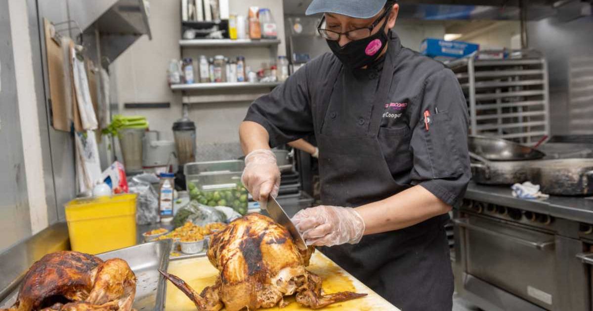 A chef prepares a Thanksgiving dinner meal (Cover image source: Getty Images | Alexi Rosenfeld)