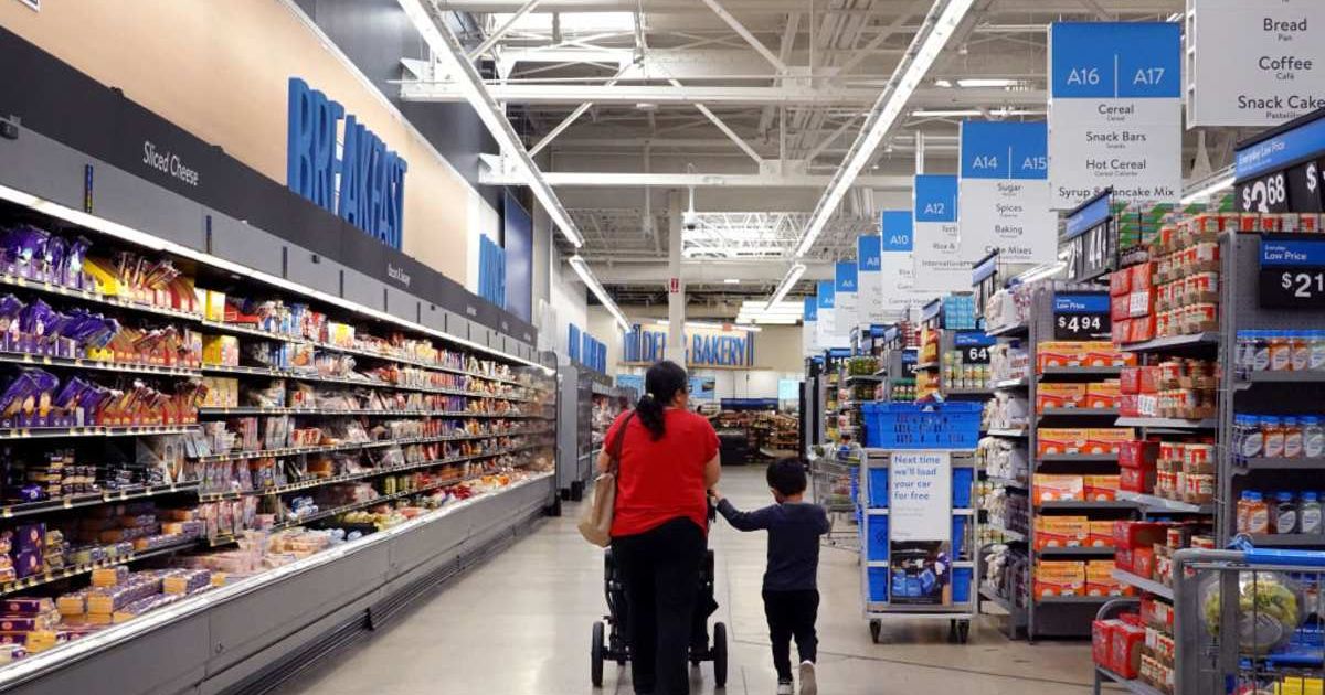 Representative image of shoppers in Walmart ( Cover Image Source: Getty Images | Photo by Scott Olson)