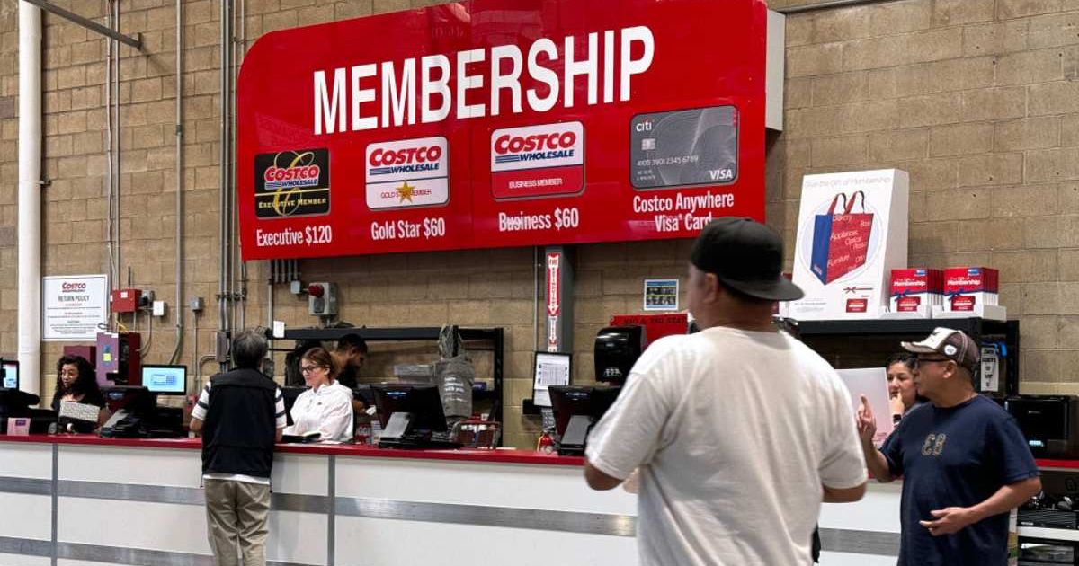 Representative image of customers walking by the membership counter at a Costco store (Cover image source: Getty Images/Photo by Justin Sullivan)
