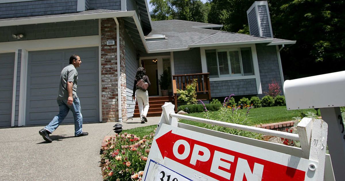 Representative image of a couple looking at a home for sale (Cover image source: Getty Images | Photo by Justin Sullivan)