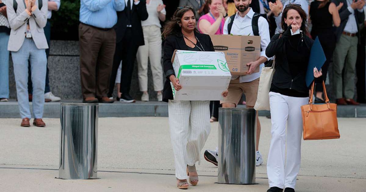 Representative image of employees walking out of the office after leaving their job (Cover image source: Getty Images / Photo by Anna Moneymaker)