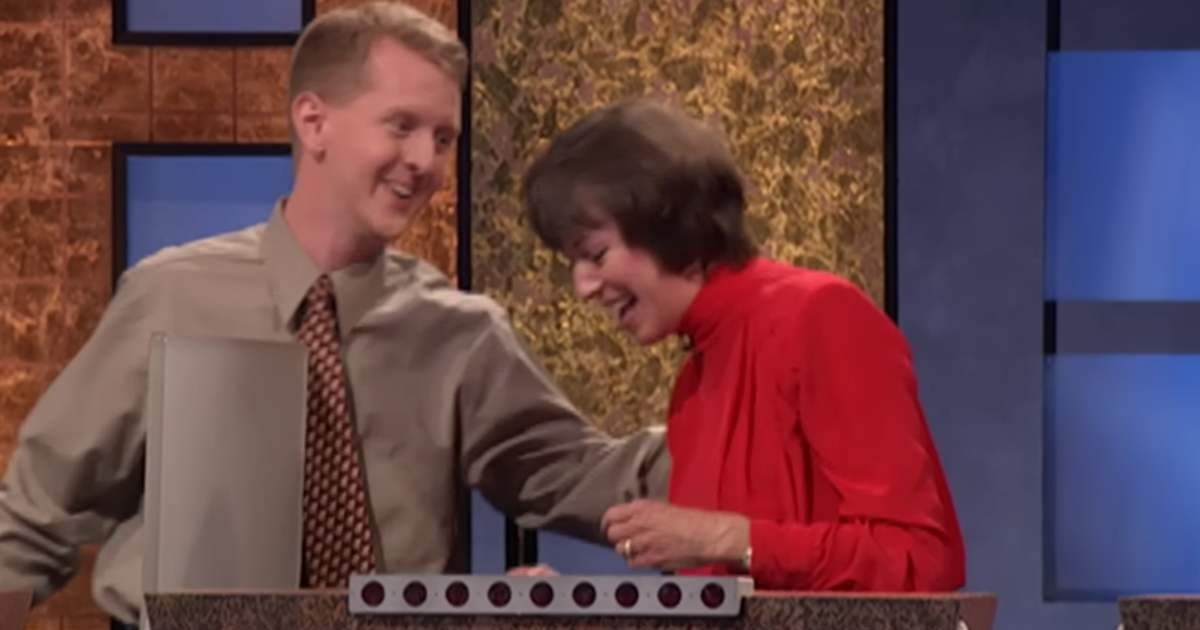 The contestant with Ken Jennings after she ended his streak (Cover image source: YouTube | Jeopardy!)