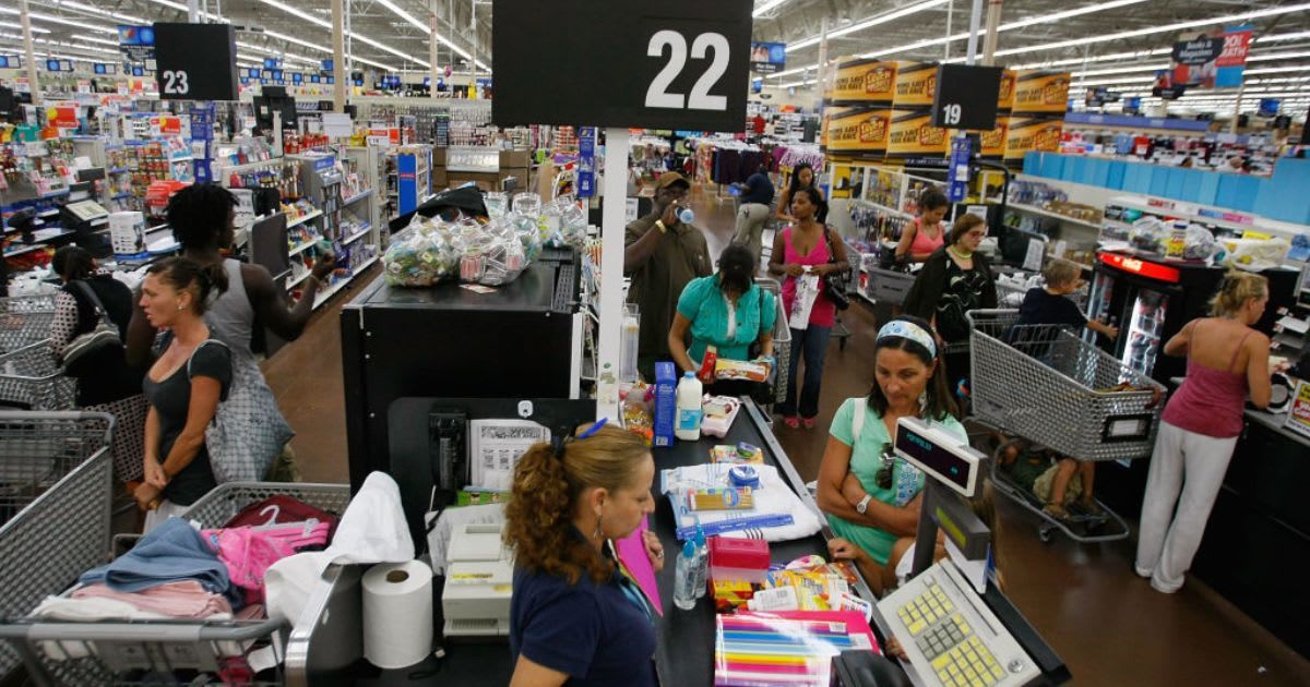 Representative image of shoppers inside a Walmart (Cover Image Source: Getty Images| Photo by Joe Raedle) 